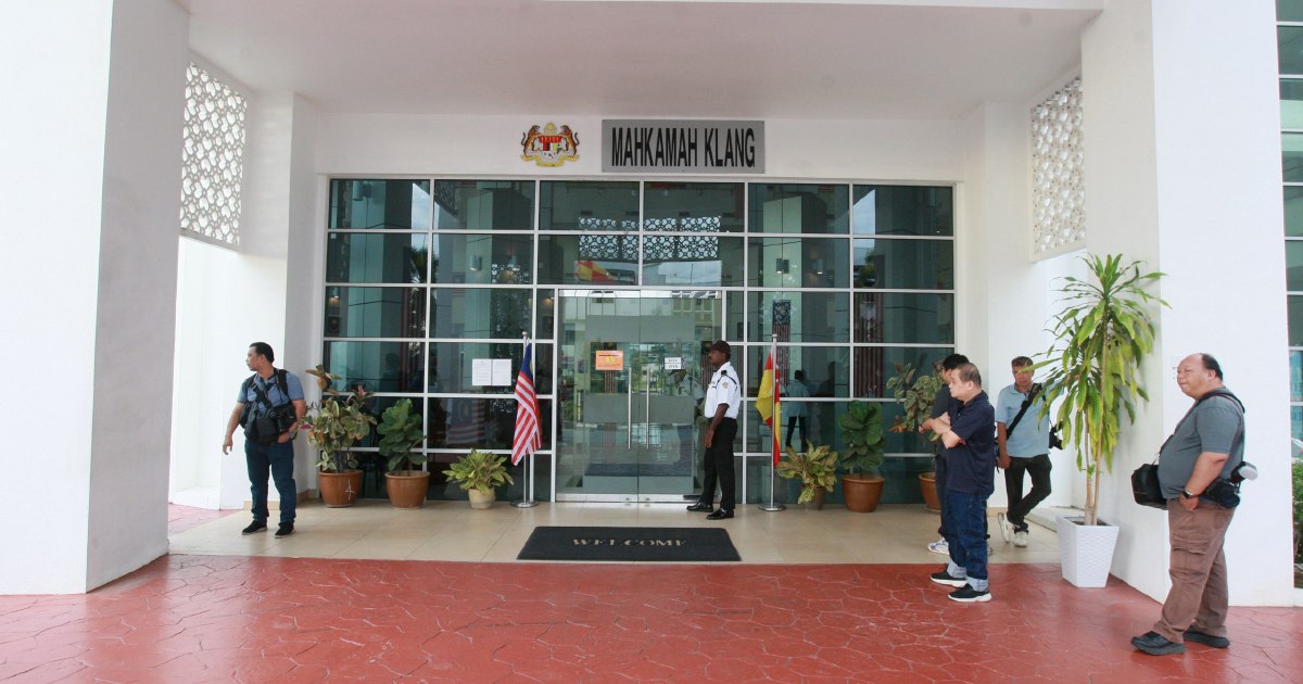 Serenity marks morning outside Klang court as Rocky case comes to charges