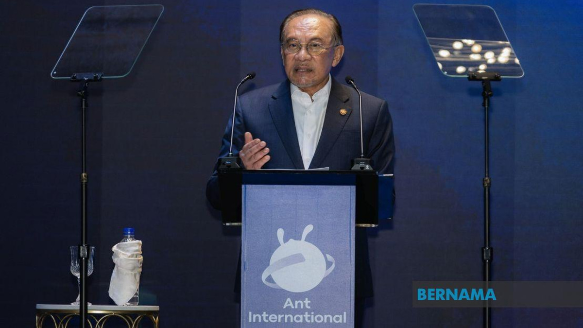 Malaysia Must Accelerate AI Skills Training, Anwar Tells Nation