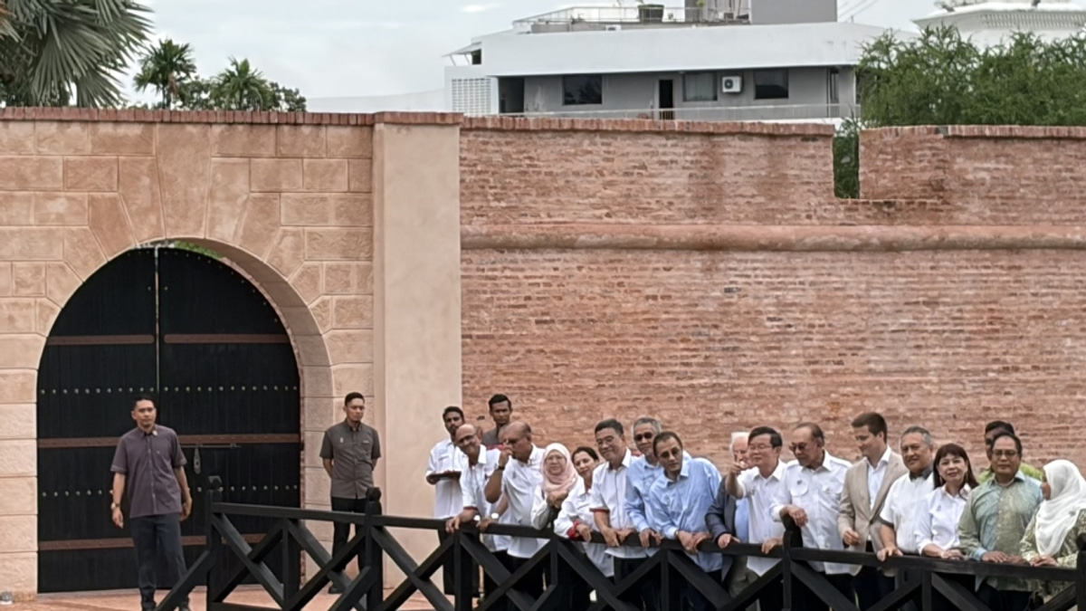 Malaysia Must Reframe Its Historical Narrative, Anwar Says