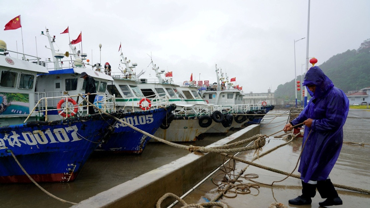 Zhejiang Escalates Typhoon Alert as Dolphin Bears Down on Eastern China