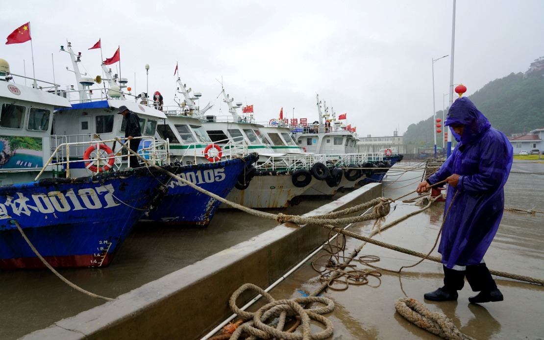 Zhejiang Escalates Typhoon Alert as Dolphin Bears Down on Eastern China