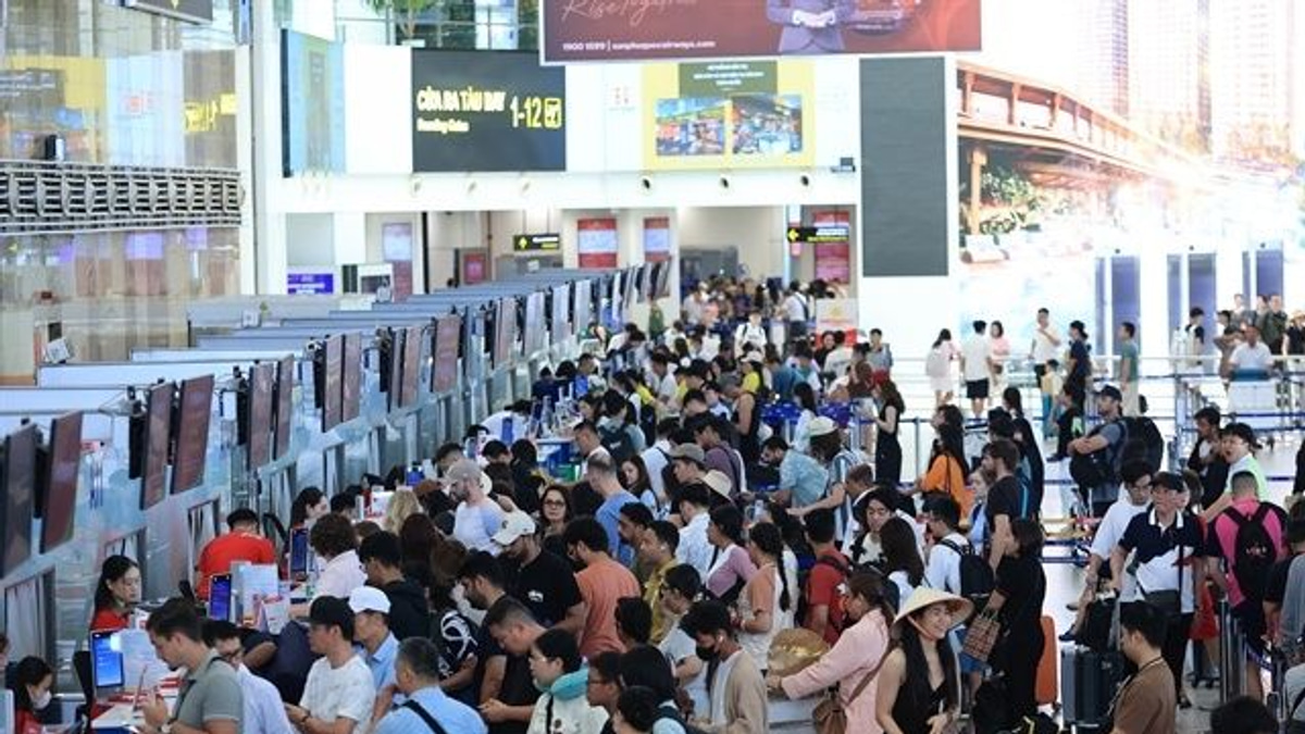 Vietnam mandates passenger compensation for flight delays starting next month under new aviation decree