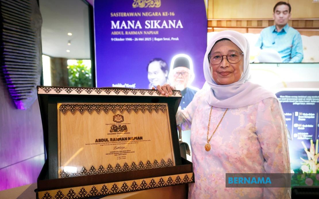 Late Literary Giant Mana Sikana Honoured as 16th National Laureate