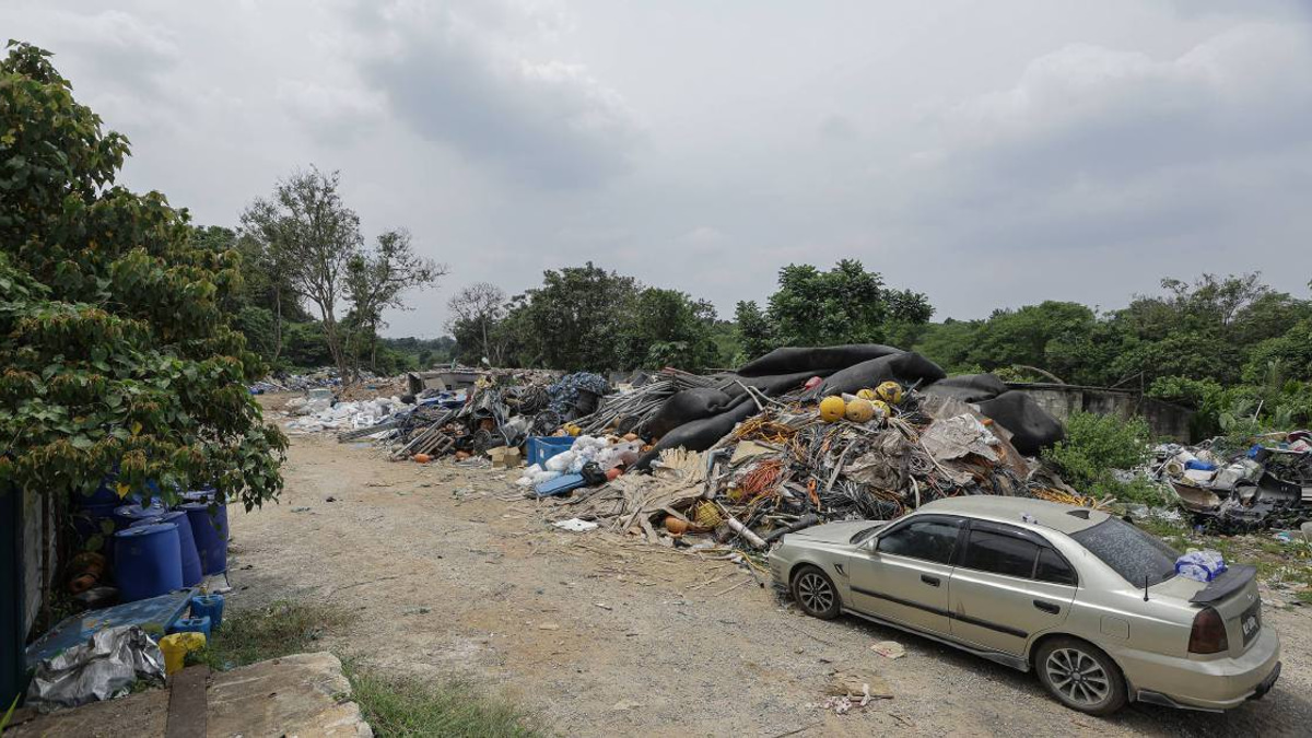Johor Establishes Task Force to Investigate Alleged Singapore Construction Waste Dumping in Pontian
