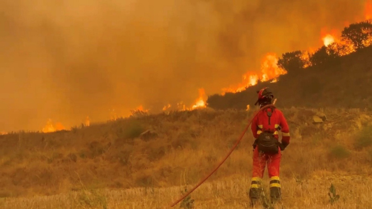 Spain Battles Multiple Massive Wildfires as 12,000 Hectares Burn in Northeast