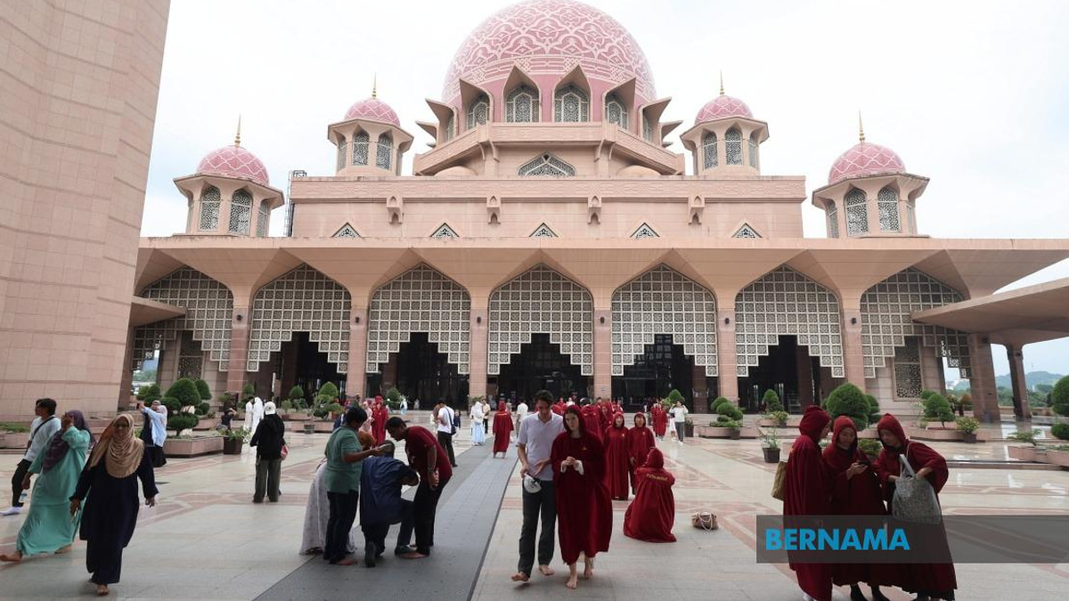Putra Mosque Hosts 5,000 for National Maal Hijrah Celebration with Royal Patronage