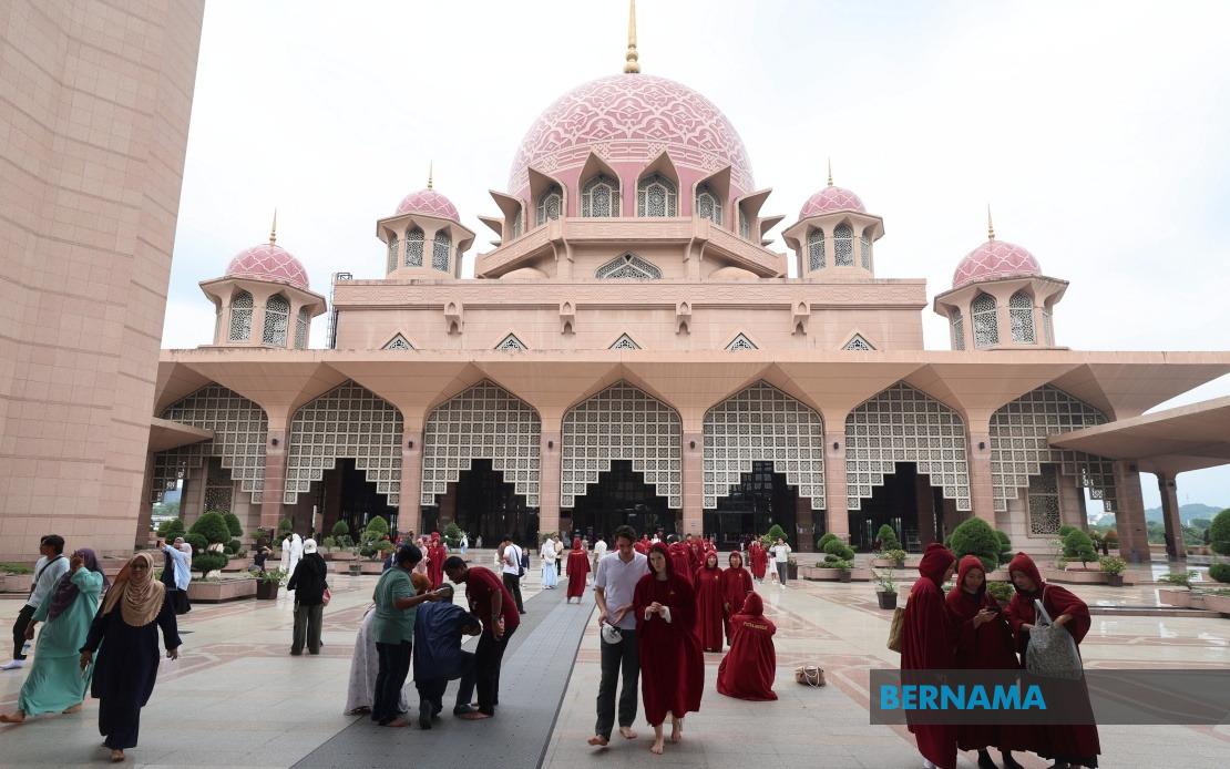 Putra Mosque Hosts 5,000 for National Maal Hijrah Celebration with Royal Patronage