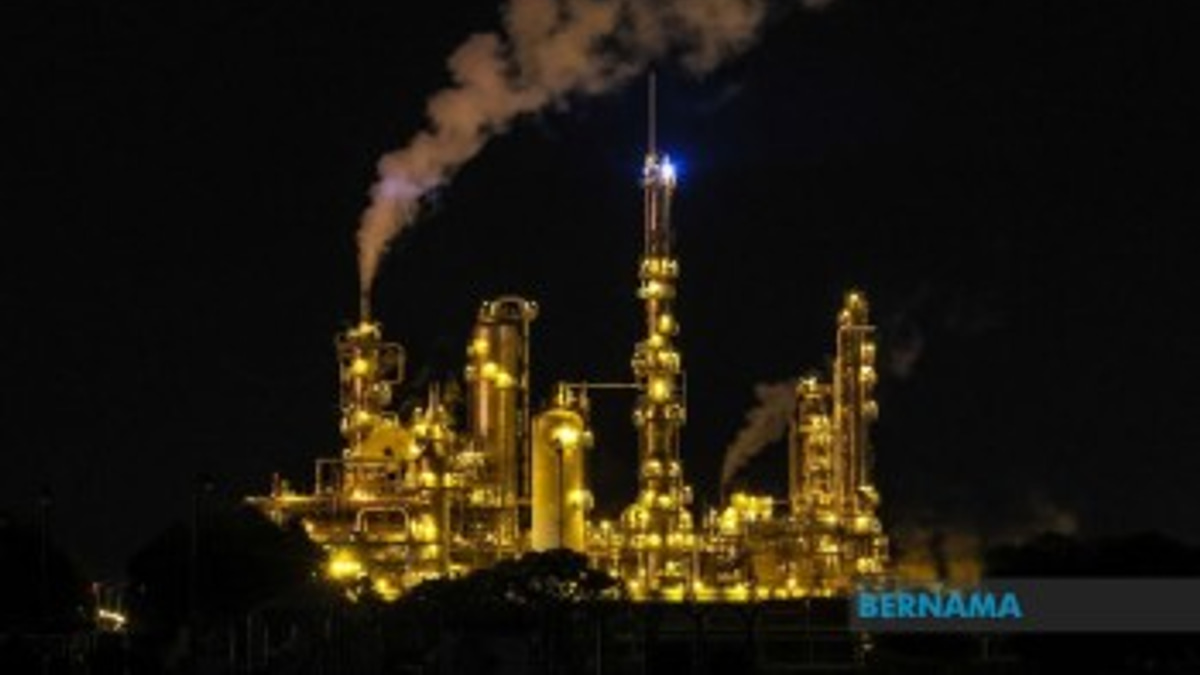 Malaysia Must Tread Carefully on Petroleum Reserves, Warns Economist