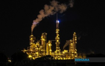 Malaysia Must Tread Carefully on Petroleum Reserves, Warns Economist