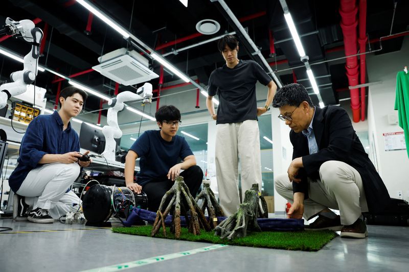 South Korean and US researchers develop self-dressing robotic technology inspired by climbing ivy