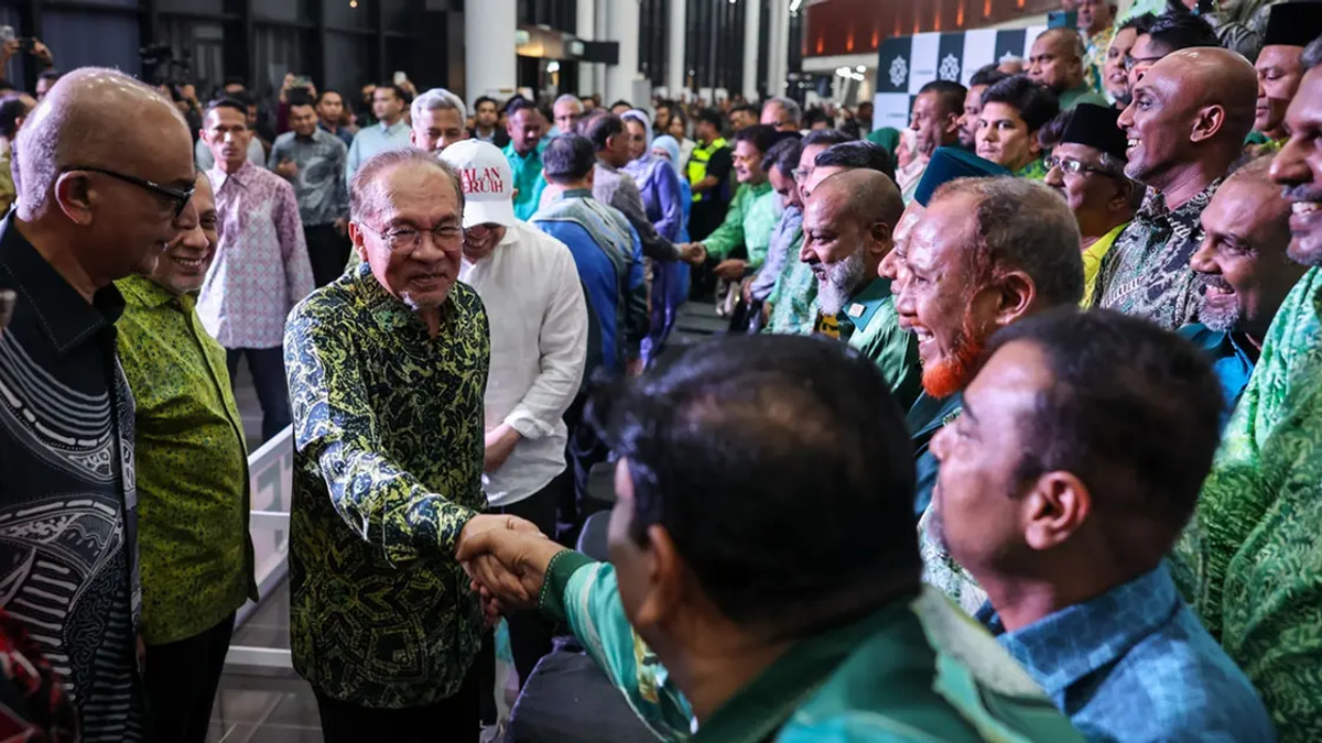 Anwar Sets One-Month Deadline for Ministers to Address Restaurant Labour Crisis