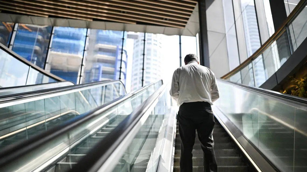 South Korea's Great Escalator Divide: A Nation Split on Standing Versus Walking