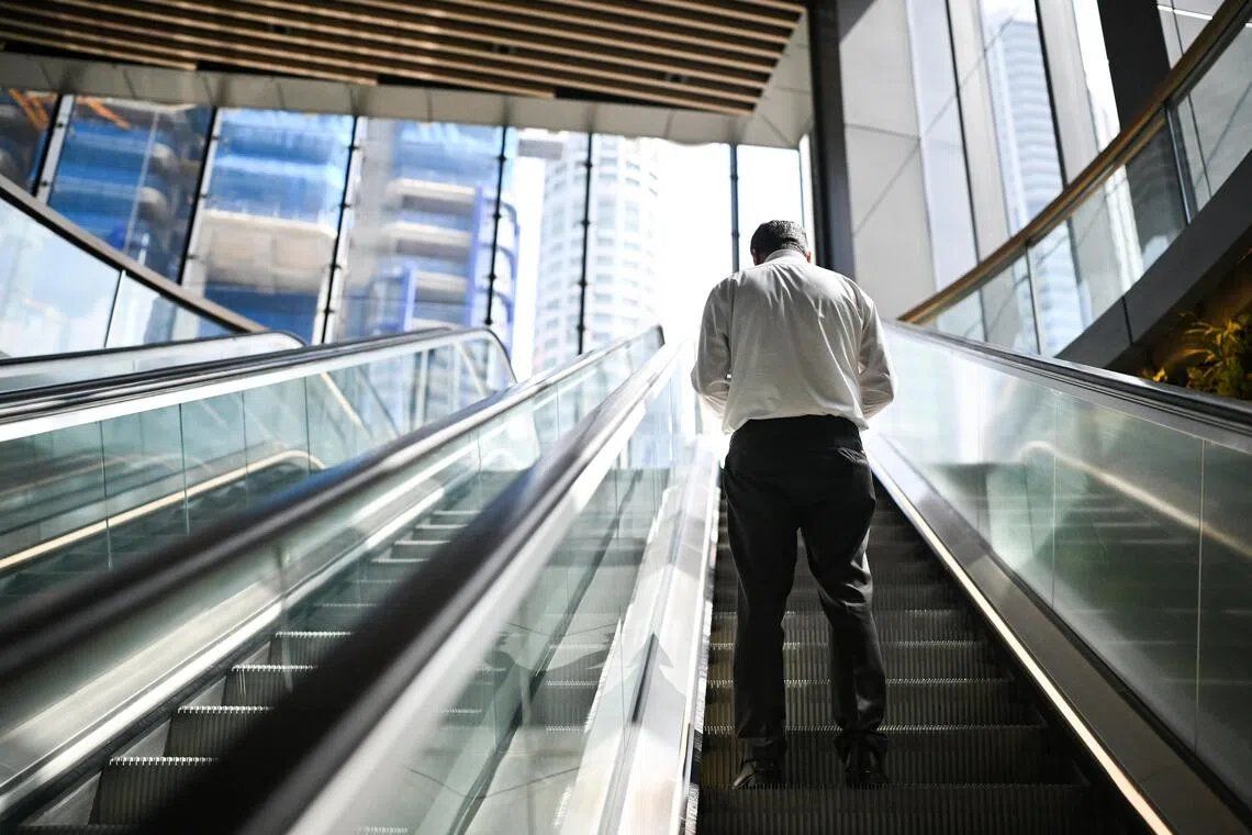 South Korea's Great Escalator Divide: A Nation Split on Standing Versus Walking