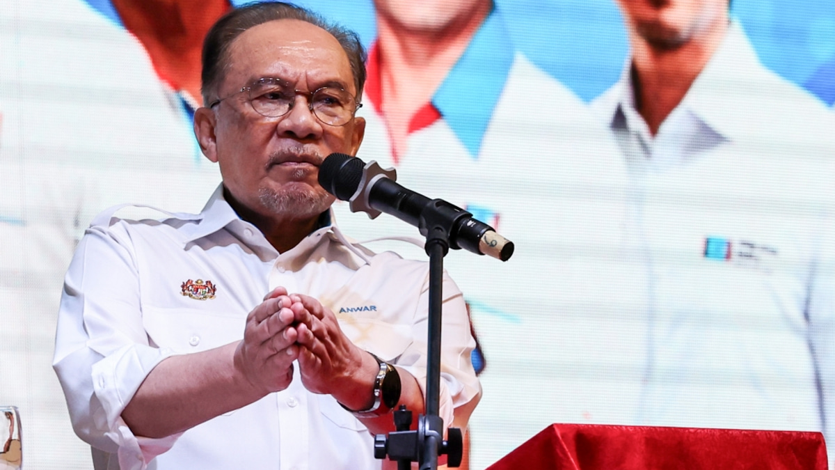 PM Anwar Demands Accountability as Tabung Haji Losses Top RM12 Billion