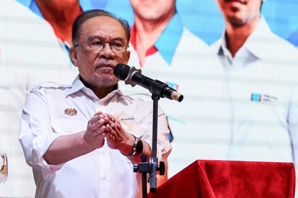 PM Anwar Demands Accountability as Tabung Haji Losses Top RM12 Billion