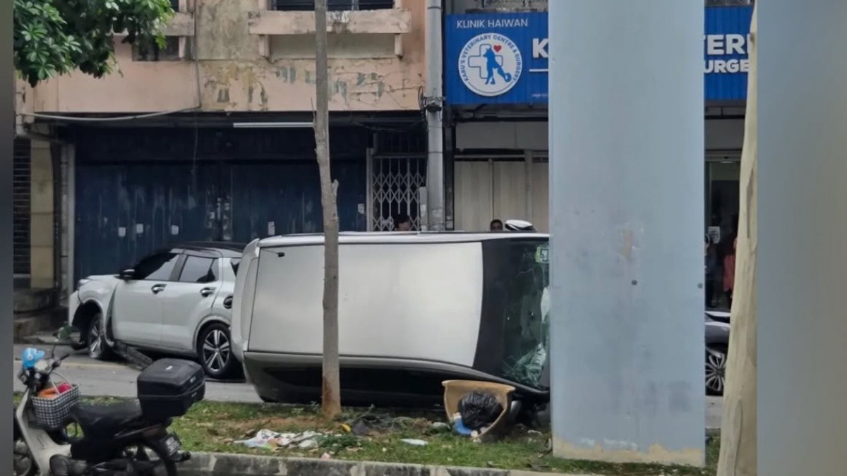 Driver Suffers Seizure, Crashes Into Six Parked Cars in Cheras
