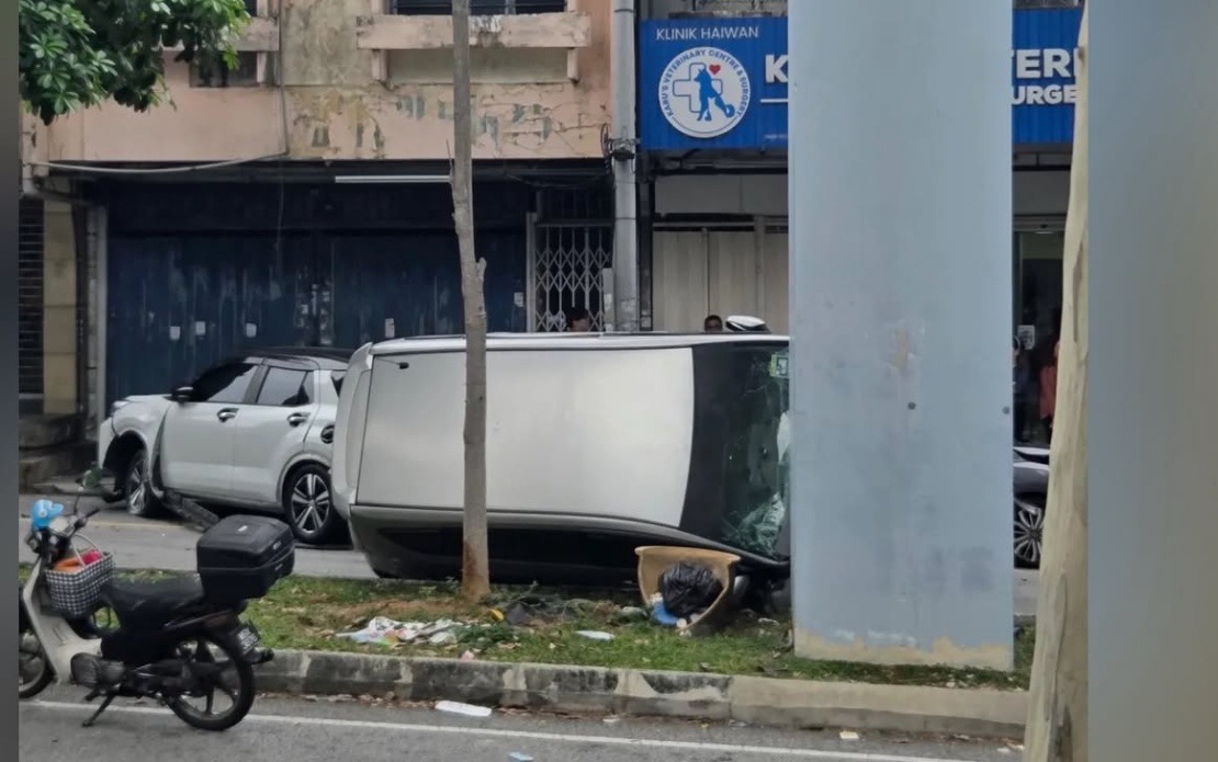 Driver Suffers Seizure, Crashes Into Six Parked Cars in Cheras