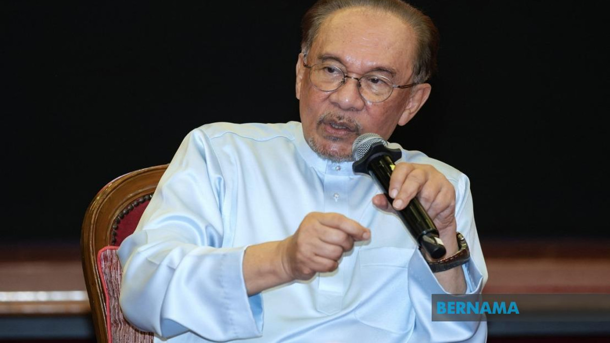Anwar Escalates Felda Investment Crisis to Indonesia's Prabowo, Eyes RM2.5 Billion Recovery