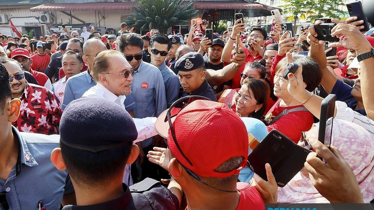 PM Anwar Reunites With Elderly Couple Who Travelled By Trishaw To See Him