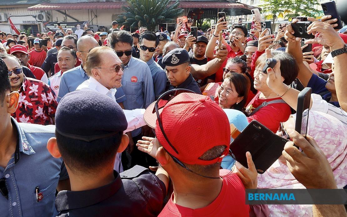 PM Anwar Reunites With Elderly Couple Who Travelled By Trishaw To See Him
