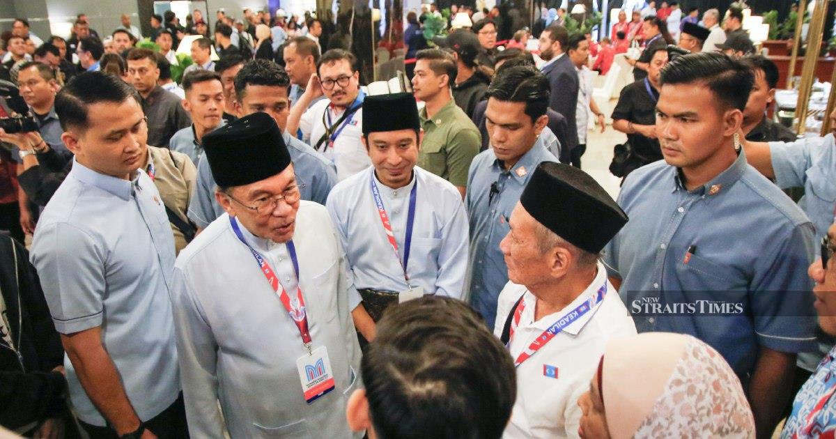 Anwar Dismisses Reports of Rift with Zahid, Affirms Strong Working Relationship